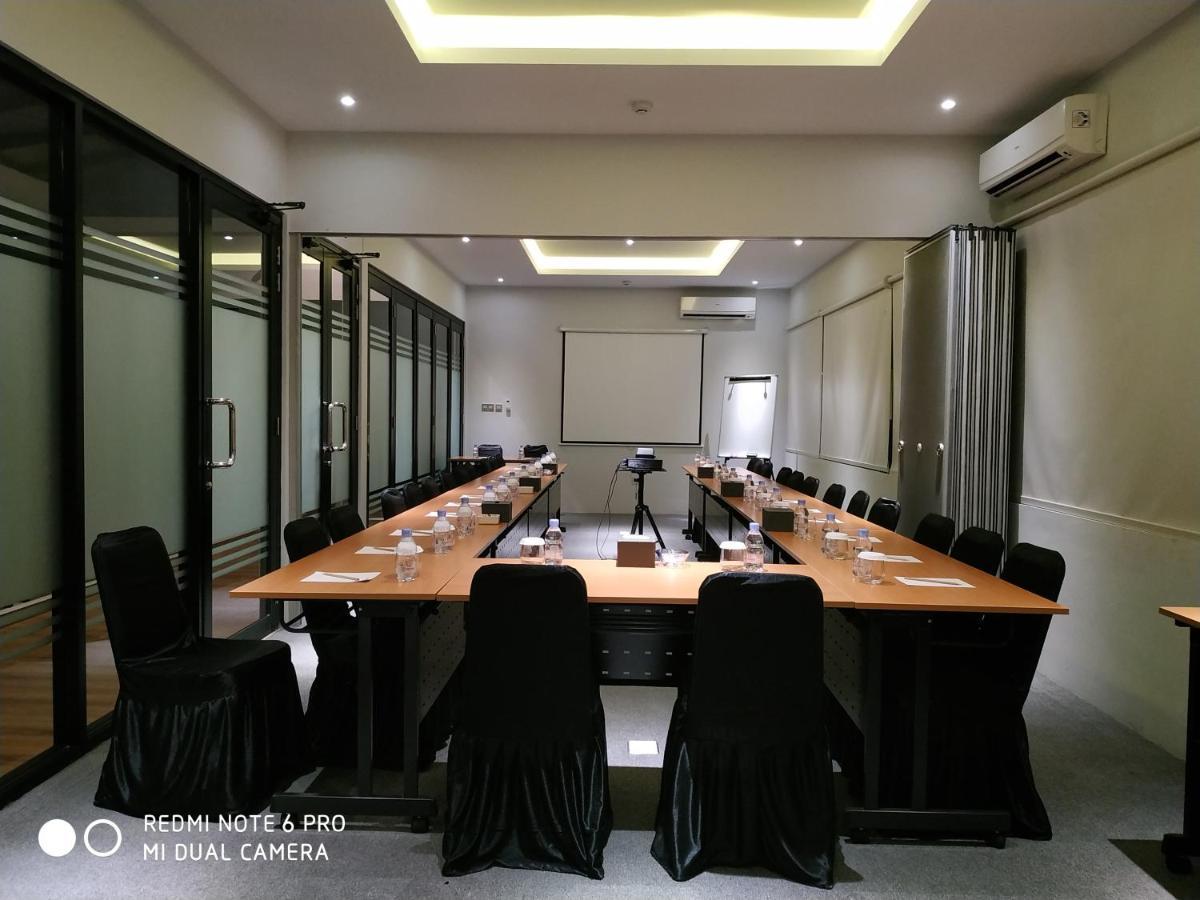 Grand Caman Hotel Bekasi Exterior photo